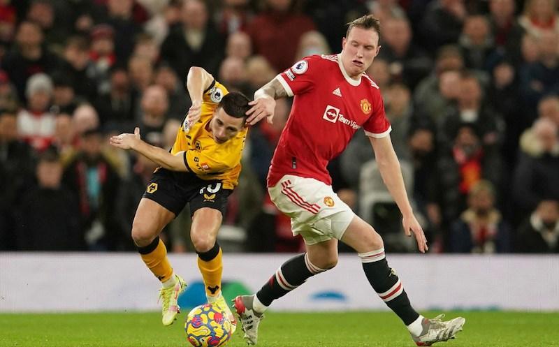 Phil Jones sai lầm khi đứng sai vị trí