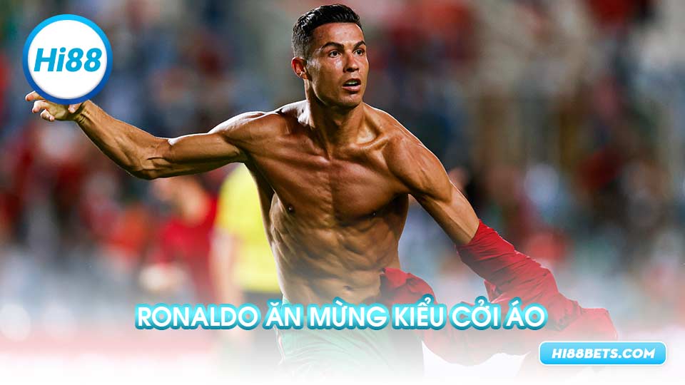 Ronaldo ăn mừng kiểu cởi áo